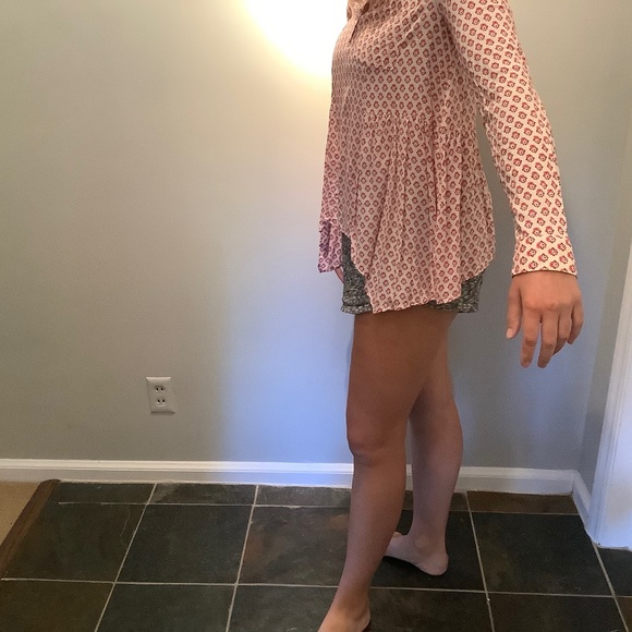 Anthropologie cute top with flowy hem.  Very flattering. - Picture 5 of 7